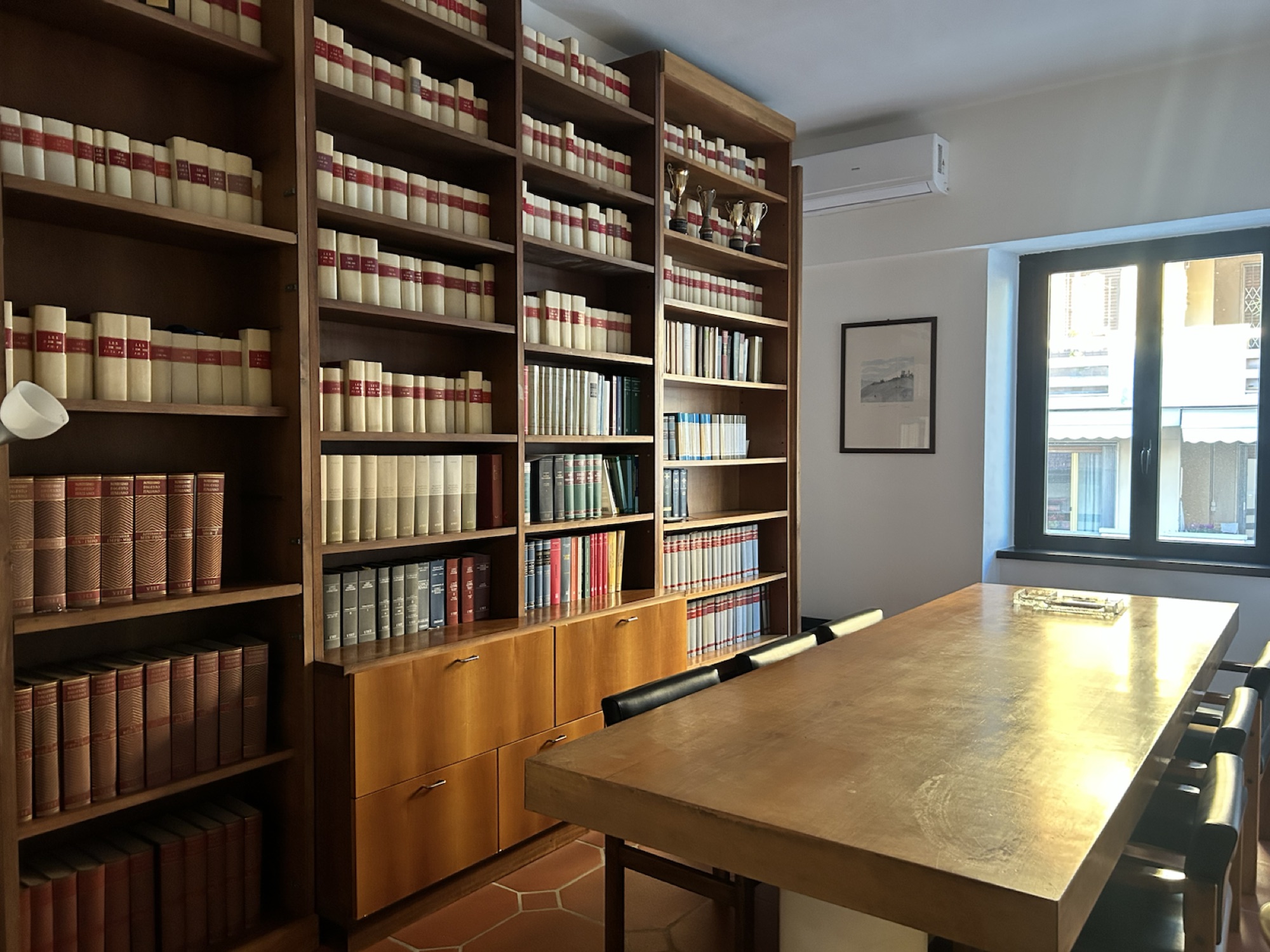 La biblioteca e la sala riunioni dello Studio Legale Pesi
